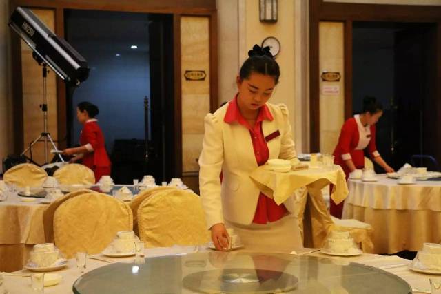 雕琢匠心技艺，铸就品质华章——记阿拉泰大酒店餐饮部第十届服务技能大赛